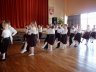 2b šoko lietuvių liaudies šokį „Grečenykė“ - 